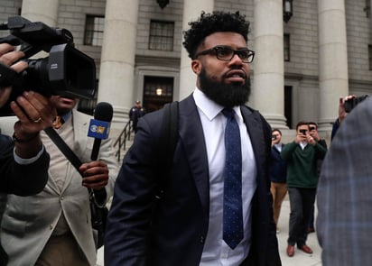 Ezekiel Elliott estará fuera de acción los próximos seis juegos. (AP)