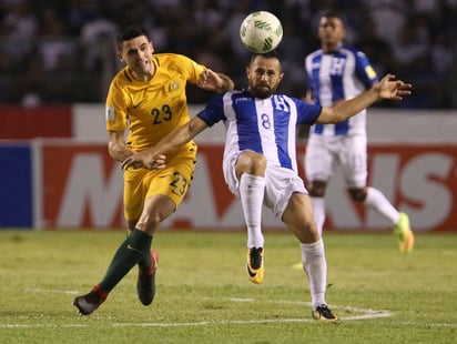 El jugador de Honduras Alfredo Mejía (d) disputa un balón frente al jugador australiano Tomas Rogic, en el Estadio Olímpico. (EFE)