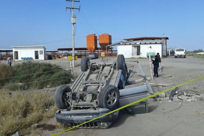 Percance. Abandonan Jeep, luego de volcar en carretera al ejido Venecia de Gómez Palacio.