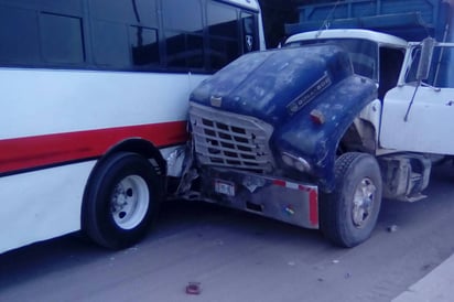 Daños. El accidente entre un camión de pasajeros y uno de carga registró sólo daños materiales. (EL SIGLO DE TORREÓN)  