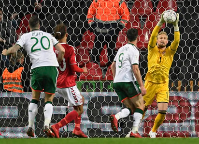 Kasper Schmeichel detiene el balón en un ataque del visitante. Dinamarca e Irlanda no se hacen daño