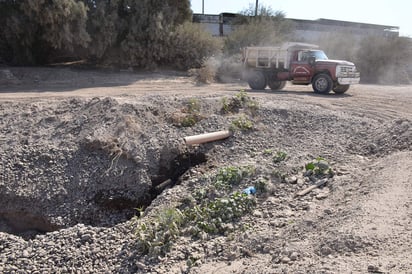 El lugar quedó con zanjas y pozos, luego de que se abrió el pavimento para meter tubos de 18 pulgadas para la conducción de aguas residuales. (FERNANDO COMPEÁN) 