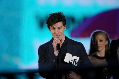 Mendes recibió dos de los premios principales de la noche: el de Mejor Artista y el de Mejor Canción por 'There's Nothing Holdin' me back'.
