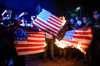 Protestas. Manifestantes filipinos encendieron banderas de los Estados Unidos. (EFE)