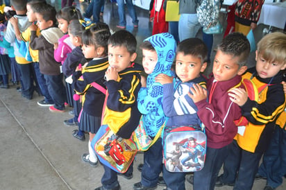 Prevención. Una de las recomendaciones es abrigar bien a los niños al salir de casa, esto para evitar riesgos a la salud. (ANGÉLICA SANDOVAL)