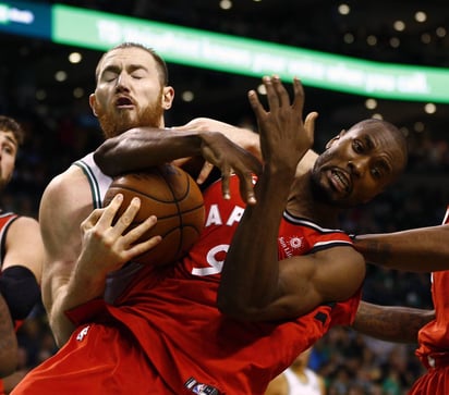 Celtics doblegan 95-94 a Toronto para 12ma victoria seguida. (AP)