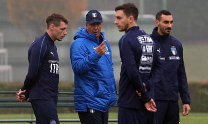 El técnico Gian Piero Ventura habla con Andrea Belotti. (EFE)