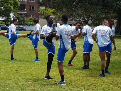 La selección de Honduras completó el largo vuelo desde Los Ángeles y comenzó a trabajar sin demora en Sydney, donde fue recibida de forma muy animosa por grupo de personas que viven en Australia. (TWITTER)