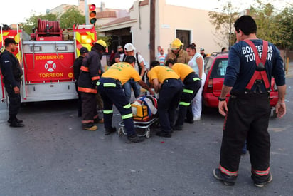 Los hechos se registraron la tarde del lunes en la confluencia de avenida Allende y par vial Comonfort, al oriente de Torreón. (ESPECIAL)