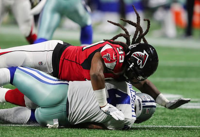 Adrian Clayborn (99) capturó en seis ocasiones a Dak Prescott en el juego del domingo. (AP)