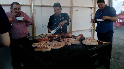 Éxito. Tanto competidores como aficionados a la carne asada acudieron al campeonato. (EL SIGLO DE TORREÓN) 