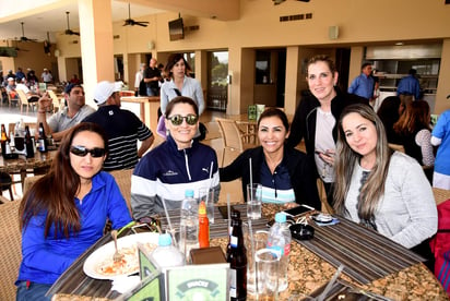 Hilda Valdez de Salinas, Bertha de Chauvet, Trinidad Dávila, Miriam de Salinas y Arlette Morales.