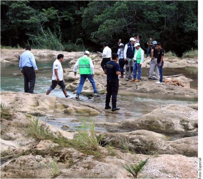 Indagan. Autoridades detectaron una zona de afectación de 200 metros. (AGENCIA REFORMA) 