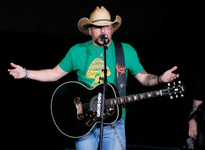 “Cuando voltee mi guitarrista había corrido detrás de mí y me decía que me moviera, como diciendo ‘vamos’”, dijo Aldean. “Y mi guardia estaba corriendo en el escenario diciéndome que corriera”. (ARCHIVO)