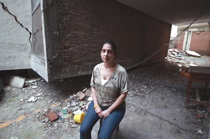 Serena Pérez sacando sus pertenencias del edificio de Escocia 29 que fue declarado inhabitable. “Viví aquí el terremoto y no quiero volver a esta casa”. Foto: El Universal/Alejandra Leyva