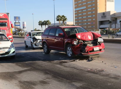 Accidente. Dejó como resultado daños materiales de consideración y provocó un enorme caos vial. (EL SIGLO DE TORREÓN)