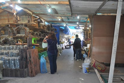 Tradición.  La instalación y colocación de la mercancía de los 100 locales, terminará este miércoles. (GUADALUPE MIRANDA)