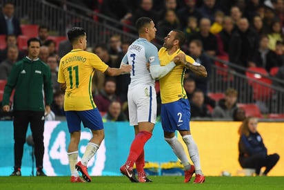 Jake Livermore (c) de Inglaterra, se enfrenta con Dani Alves, de Brasil, durante un partido amistoso. Brasil e Inglaterra terminan en cero