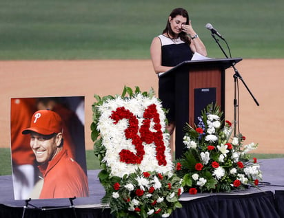 Brandy Halladay, viuda del ‘Doc’ Halladay, pronunció el último de los discursos en la ceremonia. (AP)