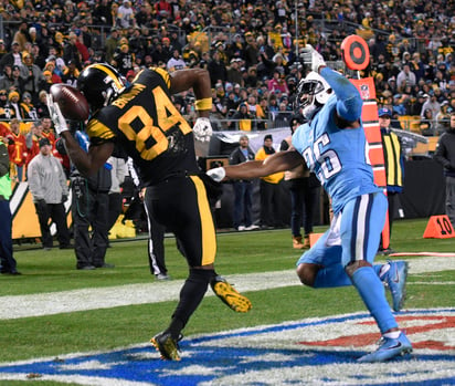 Antonio Brown en una recepción durante el partido de ayer. Steelers vapulean a los Titans