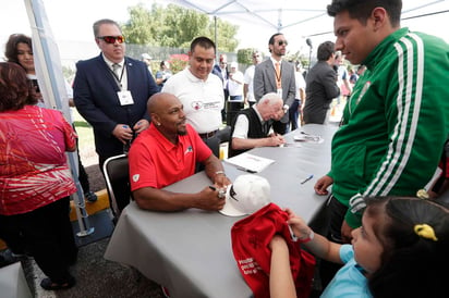 Los exjugadores Kevin Faulk y Fred Bilentnikoff en convivencia con aficionados en el hospital infantil Shriners. (Agencia El Universal)