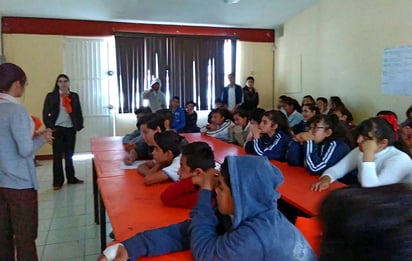 Mensaje. Estudiantes de secundaria reciben pláticas sobre la violencia en el noviazgo. (EL SIGLO DE TORREÓN)