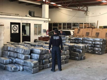 El personal de la Policía Federal contabilizó un total de 395 paquetes envueltos con la cinta canela con un peso de 3 mil 307 kilogramos de marihuana. (EL SIGLO COAHUILA)

