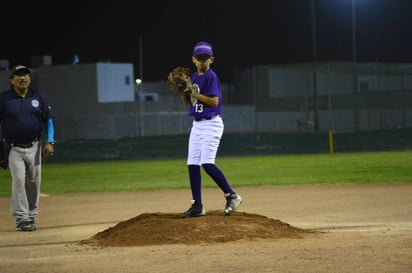 Desde temprana hora y hasta que se mete el Sol, los peloteritos demuestran sus habilidades sobre los diamantes de San Isidro. Un éxito, edición XVII del torneo Pequeños Gigantes