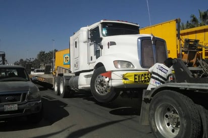 Choque. Grúa industrial provoca accidente vial en el bulevar Ejército Mexicano de la ciudad de Gómez Palacio.   