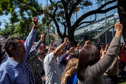 Organizaciones sociales y damnificados por el sismo del 19 de septiembre pasado, que habitaban en la delegación Cuauhtémoc, partieron del Ángel de la Independencia con rumbo al Zócalo de la Ciudad de México. (ARCHIVO)