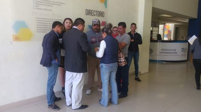 Estos diez elementos han iniciado una demanda por el pago de sus liquidaciones así como la resarcición del daño ya que afirman que cuando fueron detenidos contaban con la certificación que resulta de los exámenes de control de confianza. (EL SIGLO DE TORREÓN)