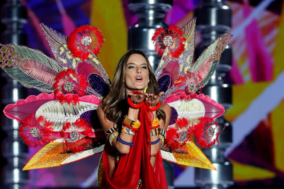 Alessandra Ambrosio durante el desfile de Victoria's Secret. (AP)