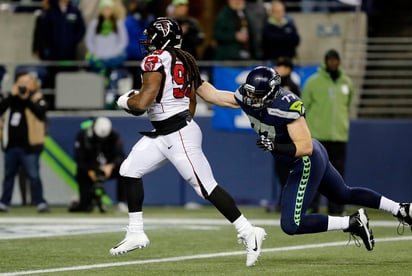 Adrian Clayborn anota luego de recuperar un balón suelto. Los Falcons sobreviven en Seattle