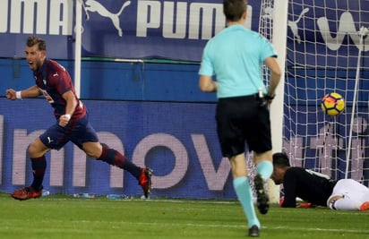 El delantero del Eibar Sergi Enrich (i), celebra su primer gol ante el Real Betis, durante el partido de ayer en el estadio de Ipurúa. Eibar humilla al Betis de Guardado