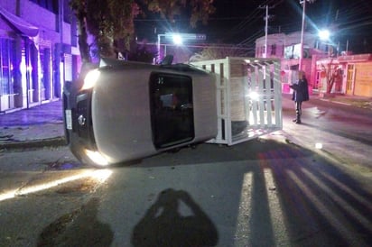 Percance. Por circular a exceso de velocidad conductor pierde el control y termina volcado en el Centro de Gómez Palacio.