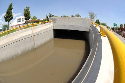 Sistema. Cada vez que llueve resulta mas práctico para el Ayuntamiento cerrar esta vialidad ante el riesgo de que se inunde. (EL SIGLO DE TORREÓN)