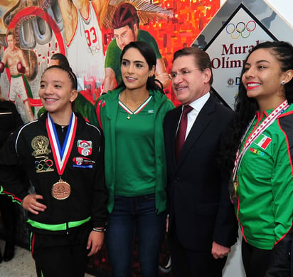 Reconocimiento. El esfuerzo, la disciplina y empeño de los deportistas ganadores, fue reconocido por el gobernador. (CORTESÍA)