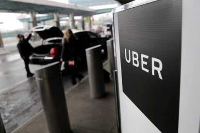 Así detalló que dos individuos ajenos a la empresa accedieron a las bases de datos de Uber y fueron capaces de descargar información de 57 millones de usuarios de Uber en todo el mundo, incluyendo sus nombres, direcciones de correo electrónico y números de teléfono. (ARCHIVO)
