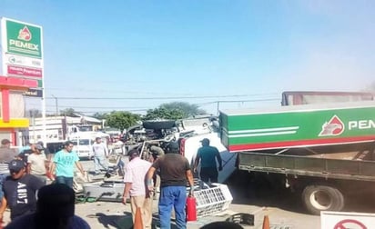 Tragedia. Seis muertos y cinco lesionados fue el saldo que dejó el choque de un tráiler en una gasolinera. (TWITTER)