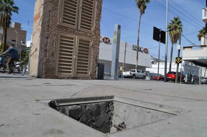 Alerta. Registros sin tapa representan un riesgo de accidente para los peatones que acuden al paseo. (ROBERTO ITURRIAGA)