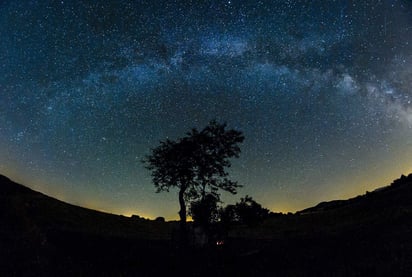 La Vía Láctea es una nube brillante que posee un cúmulo de estrellas que alberga a un agujero negro en su interior y que puede apreciarse en el cielo nocturno entre junio y septiembre. (ARCHIVO)