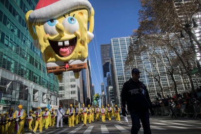 Durante la marcha hubo diecisiete enormes globos con personajes de películas infantiles y series de televisión, así como decenas de carrozas alegóricas y bandas de música. (AP)