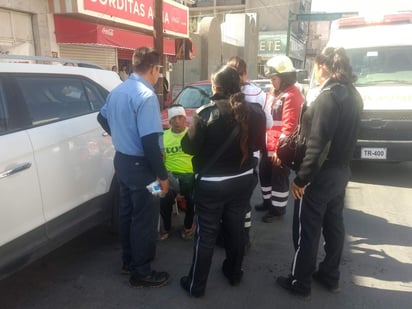 Arribaron al lugar paramédicos de la Cruz Roja, quienes trasladaron al hombre al un hospital de la localidad. (EL SIGLO DE TORREÓN) 