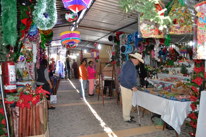 Incertidumbre. Comerciantes del mercadito navideño no han tenido los resultados esperados en este inicio de temporada. (EL SIGLO DE TORREÓN)