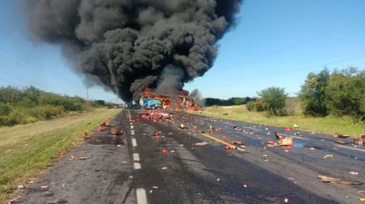 Un autobús de pasajeros se impactó de frente con una camioneta que transportaba aceites lubricantes. (TWITTER)