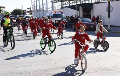 Alumnos que cursan diversos grados en el Colegio Miguel Ángel fueron los protagonistas principales de esta actividad en bicicleta. Alumnos realizan rodada para generar conciencia vial