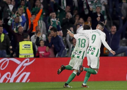 Andrés Guardado celebra luego de anotar el primer gol del Betis en el empate a dos ante el Girona. (EFE)