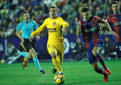 Antoine Griezmann (i) marcó los últimos dos tantos en la paliza del Atlético 5-0 sobre Levante. (EFE)