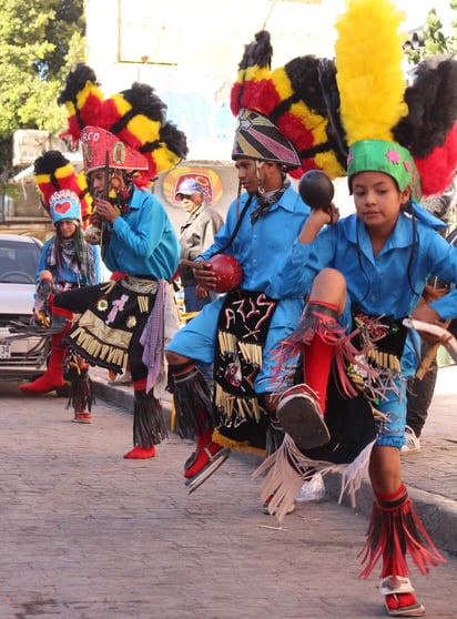 Vestuario. Los tradicionales vestuarios son coloridos y con accesorios que portan imágenes religiosas. (ESTEFANÍA CUARAQUI) 

