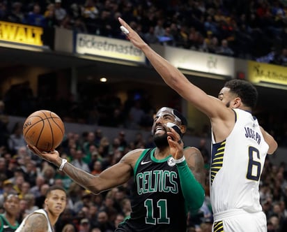 Irving anotó 25 puntos en el triunfo de Celtics 108-98 ante Pacers. (AP)